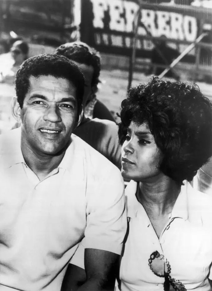 Garrincha từng hẹn hò với nữ ca sỹ nổi tiếng của Brazil là Elza Soares